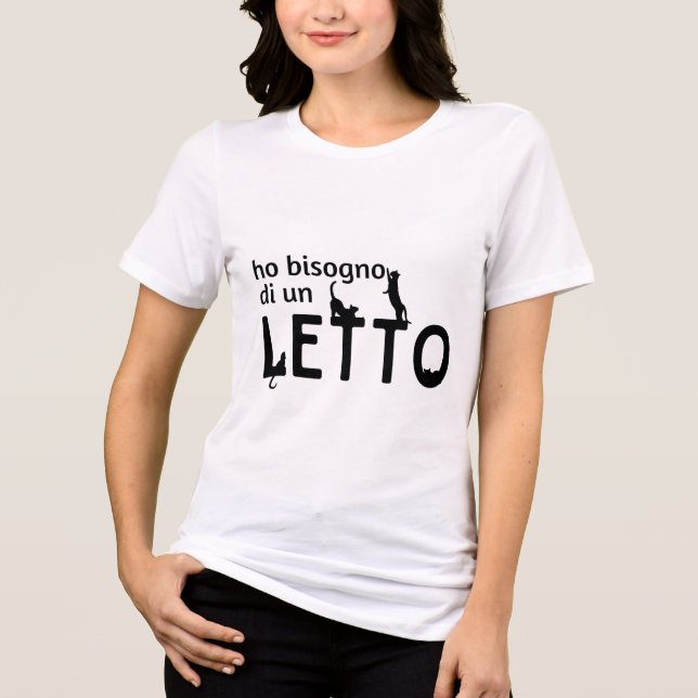 Ho Bisogno Di Un Letto (con gatti neri) Tri-Blend Shirt (Front)