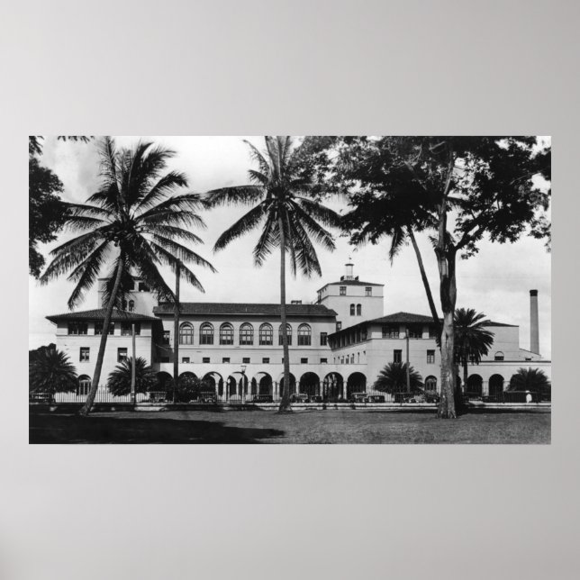 Honolulu, Hawaii View of Federal Bldg and Post 2 Poster (Front)