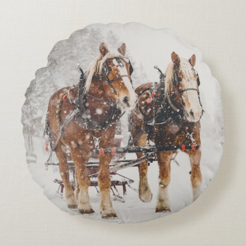 Horse Drawn Sleigh Christmas Scene Round Pillow