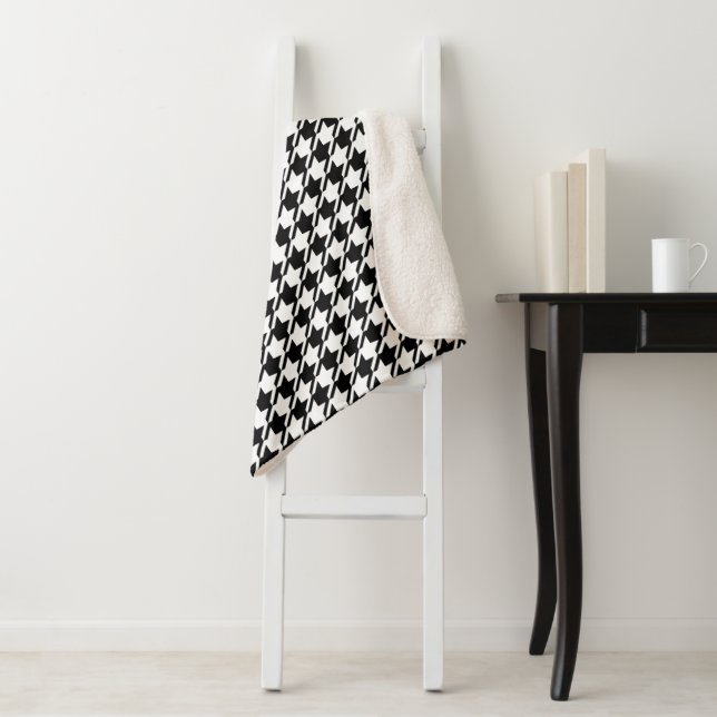 Houndstooth BW Rpt Pattern Sherpa Blanket (In Situ)
