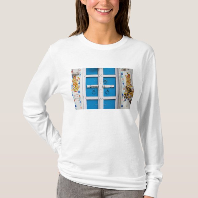 House painted blue, Udaipur, Rajasthan, India T-Shirt (Front)