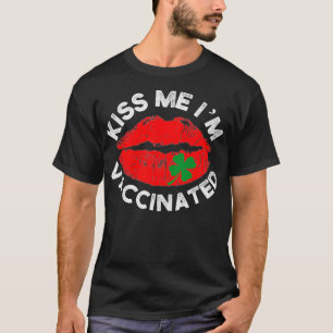 Hug Me I'm Vaccinated Kiss Me I'm Irish Funny Immu T-Shirt