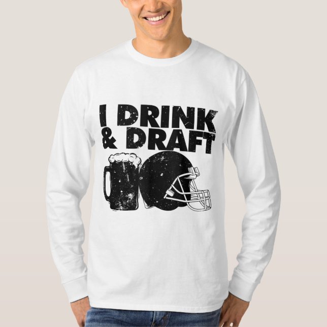 I Drink and Draft funny Fantasy Football draft par T-Shirt (Front)