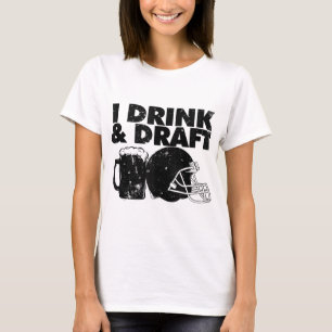 I Drink and Draft funny Fantasy Football draft par T-Shirt