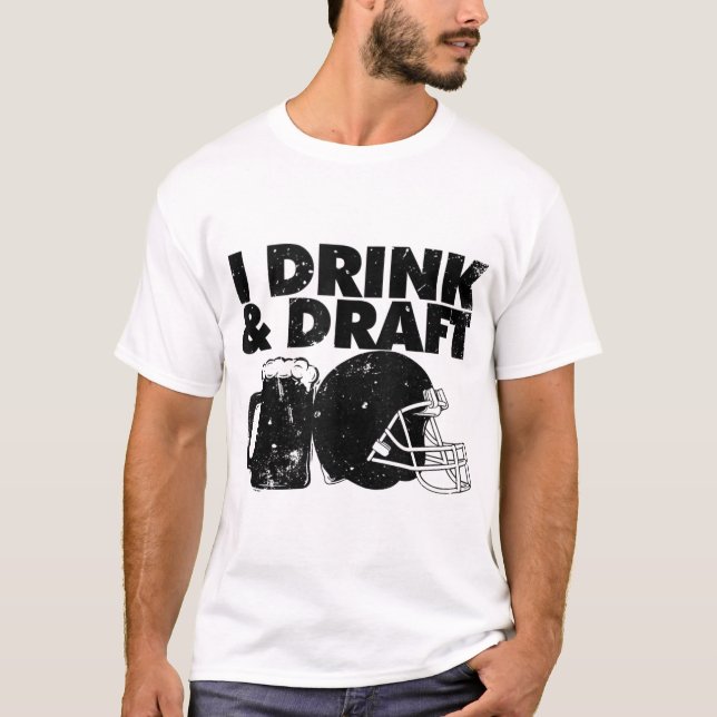 I Drink and Draft funny Fantasy Football draft par T-Shirt (Front)