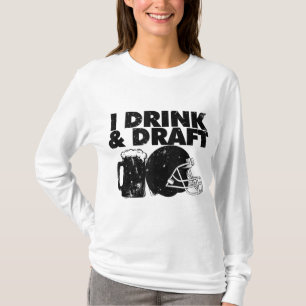 I Drink and Draft funny Fantasy Football draft par T-Shirt