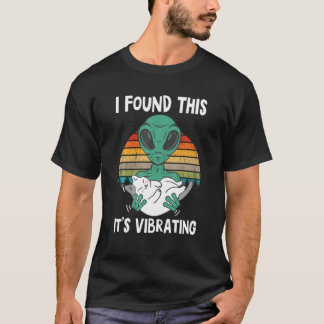 I Found This It's Vibrating Funny Alien and Cat Vi T-Shirt