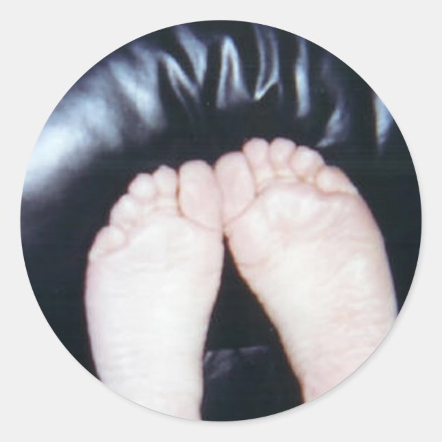 I LOVE HER FEET CLASSIC ROUND STICKER (Front)