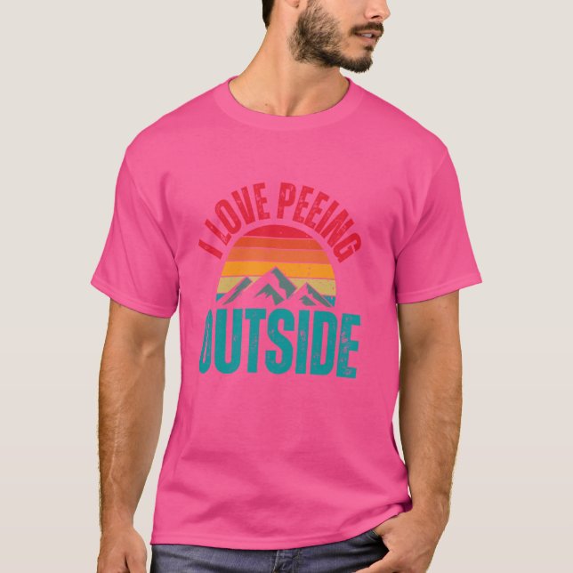 I Love Peeing Outside Retro Sunset Adventure Campi T-Shirt (Front)