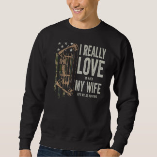 I Really Love My Wife   Mens Deer Hunting Bowhunti Sweatshirt