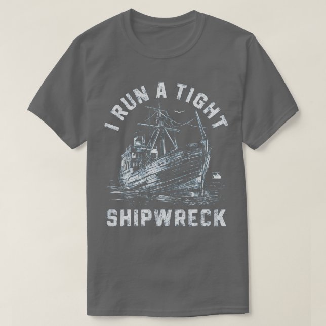 i run a tight shipwreck T-Shirt (Design Front)