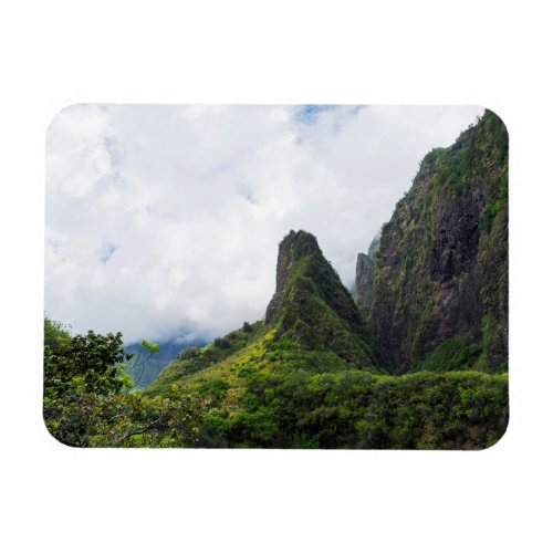 iao needle state monument in maui hawaii magnet