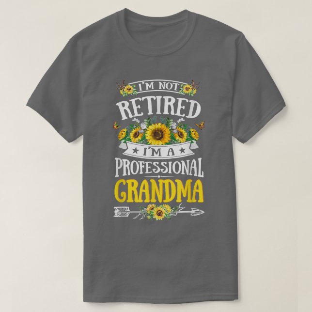 I'm Not Retired I'm A Professional Grandma Shirt M (Design Front)