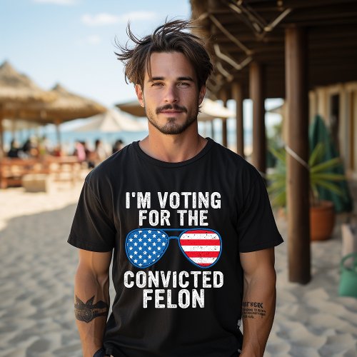 Im Voting For The Convicted Felon T_Shirt