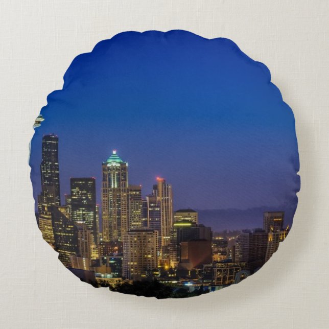 Image of Seattle Skyline in morning hours. Round Pillow (Front)
