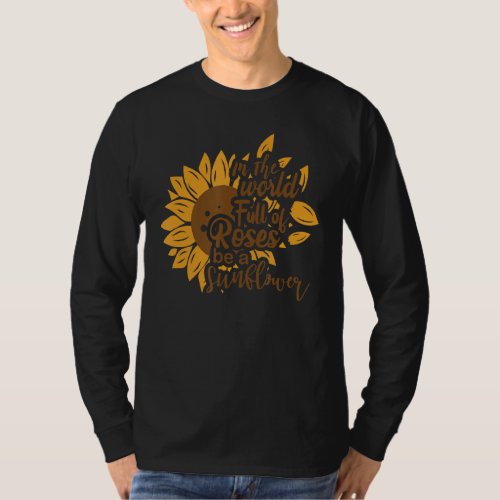 In A World Full Of Roses Be A Sunflower Quotes Des T_Shirt