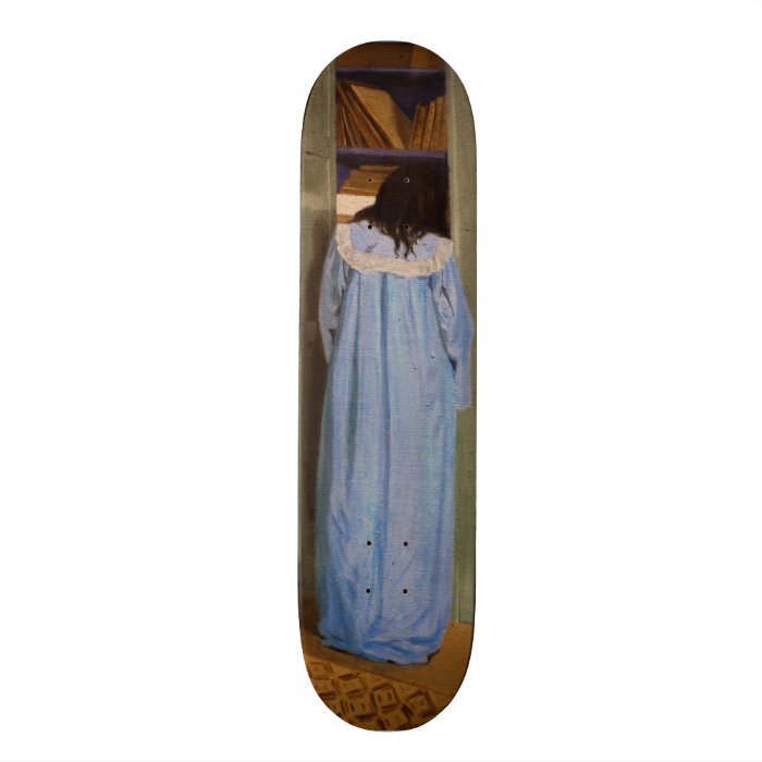 Intérieur, femme en bleu fouillant dans une armoir skateboard decks