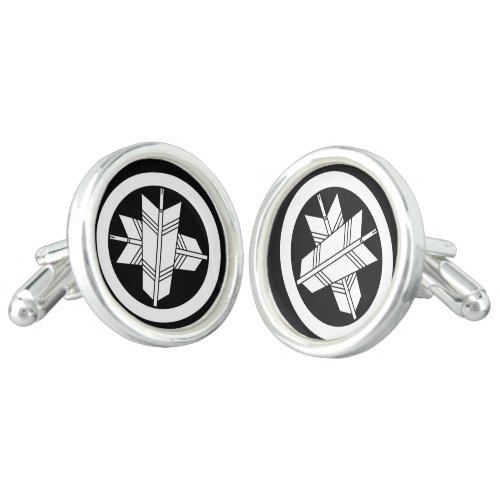 Intersecting arrows in circle cufflinks