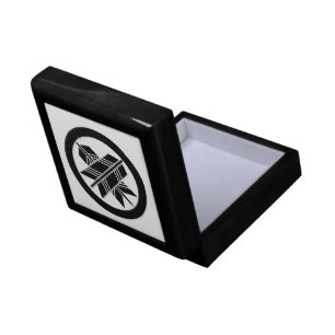 Intersecting arrows in circle keepsake box
