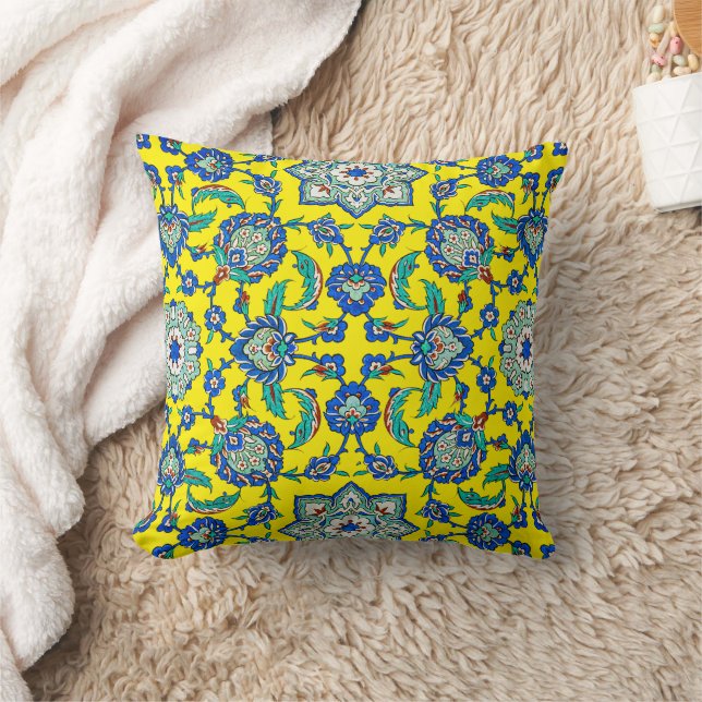Intricate Ottoman Türkiye Iznik Floral Pattern Throw Pillow (Blanket)