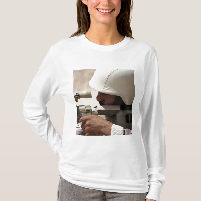 Iraqi Army Sergeant sights in down range T-Shirt (Front)