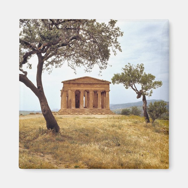 Italy, Sicily, Agrigento. The ruins of the 2 Magnet (Front)