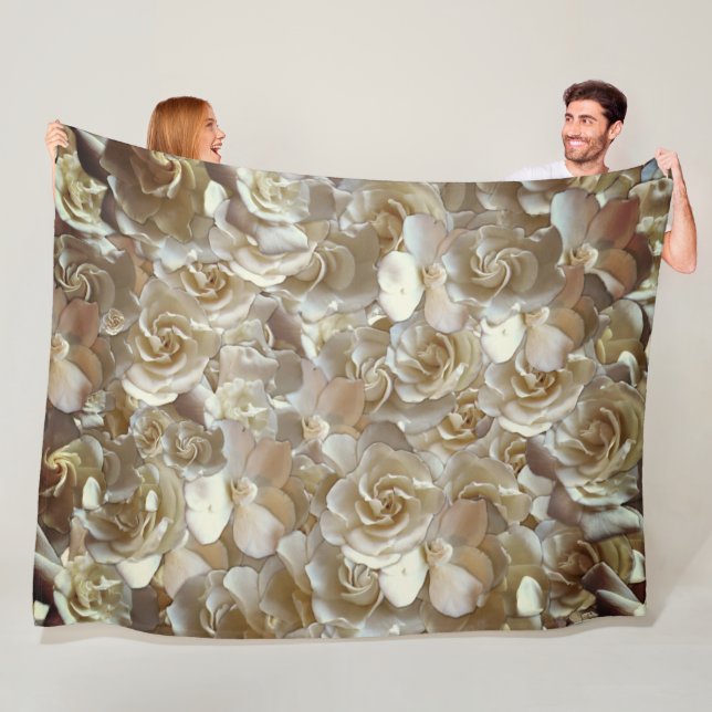 Ivory Rose Pattern – Elegant Floral Art Fleece Blanket (In Situ)