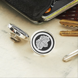 Ivy leaf in circle lapel pin