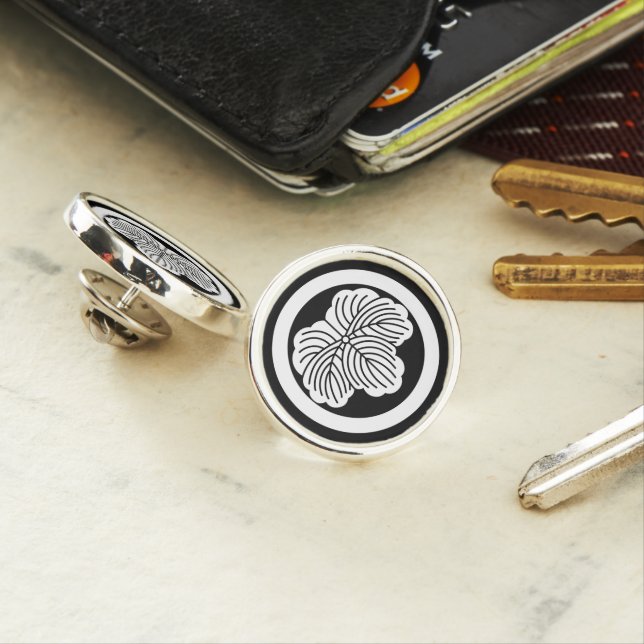 Ivy leaf in circle lapel pin (In Situ)