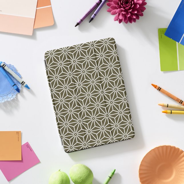 Japanese Yukata Jinbei Asanoha Matsuba Oriental iPad Pro Cover (Desk)