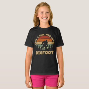 Just a Girl Who Loves Bigfoot Funny Retro Vintage T-Shirt