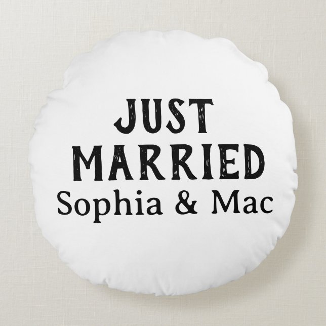 Just Married Simple Stylish Modern Minimal Black  Round Pillow (Front)