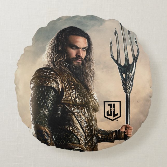Justice League | Aquaman On Battlefield Round Pillow (Front)