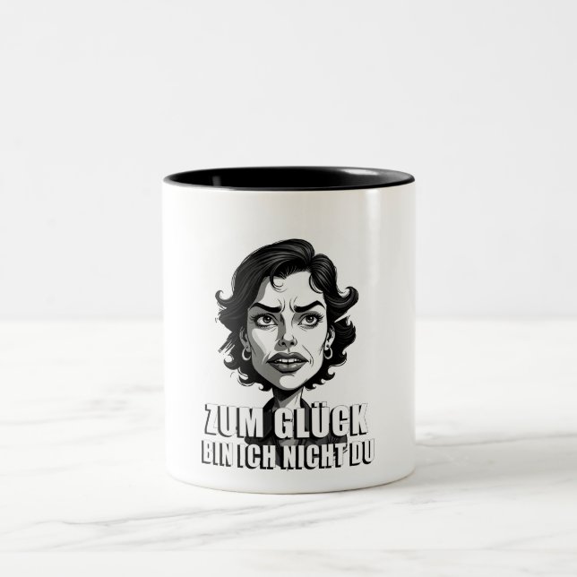 Karikatur mit „Zum Glück…“-Zitat Two-Tone Coffee Mug (Center)