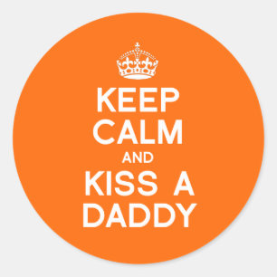 KEEP CALM AND KISS A DADDY CLASSIC ROUND STICKER