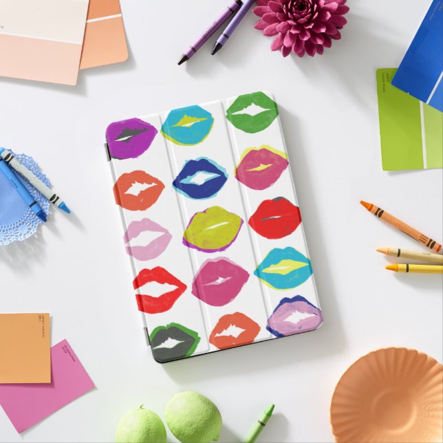 Kiss Kiss iPad Pro Cover (Desk)