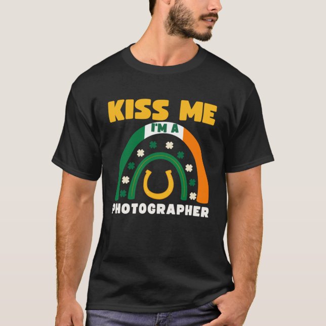 Kiss Me I m A Photographer St Patricks Day Puns Ir T-Shirt (Front)