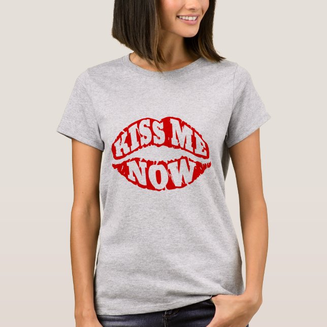 Kiss me now T-Shirt (Front)