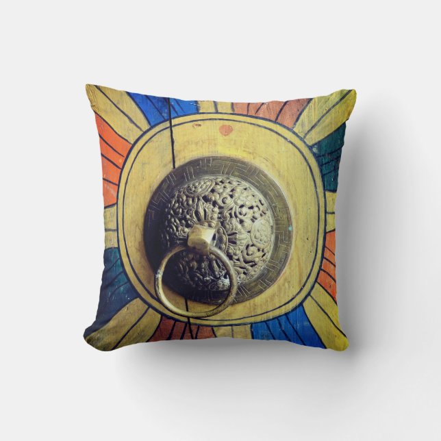 Kissing boedhistisch door throw pillow (Front)