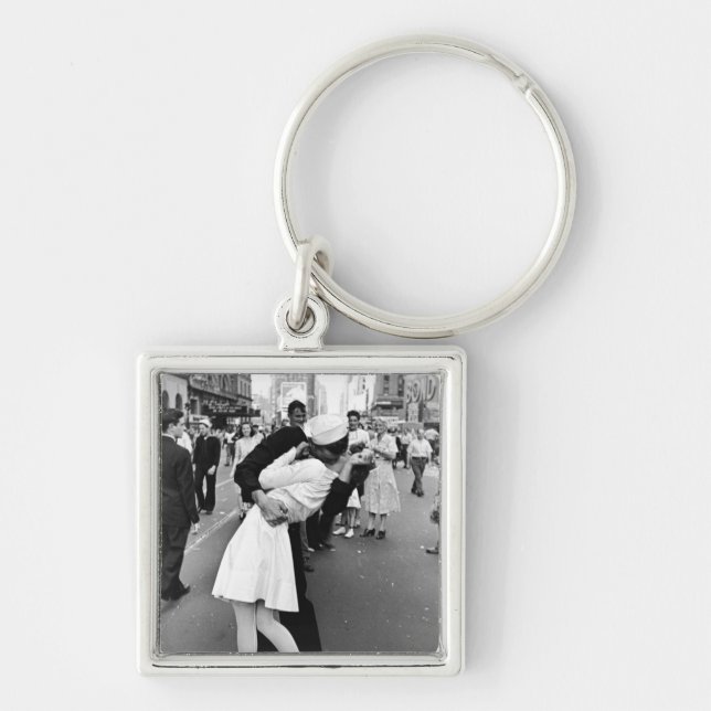 Kissing On VJ Day World War Keychain (Front)
