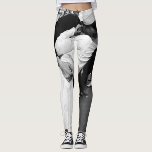 Kissing On VJ Day World War Leggings