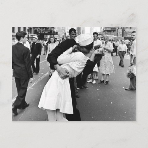 Kissing On VJ Day World War Postcard