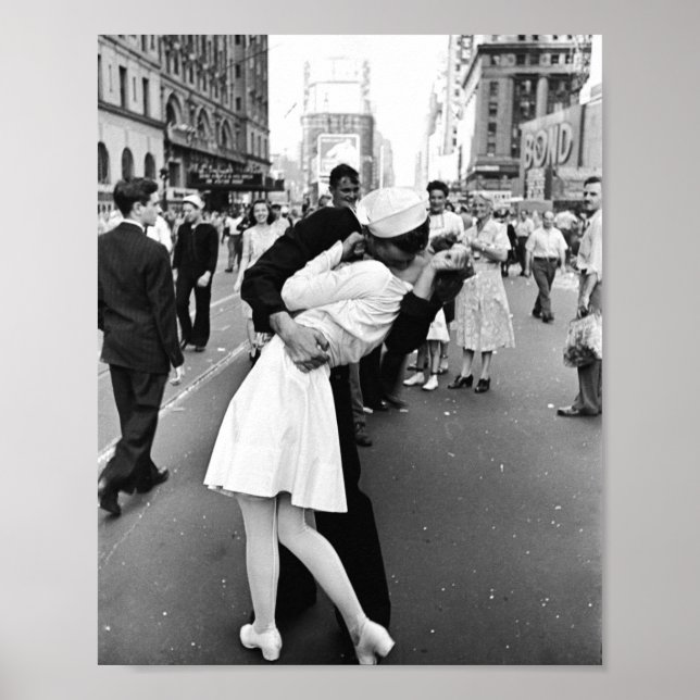 Kissing On VJ Day World War Poster (Front)