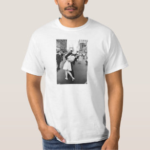 Kissing On VJ Day World War T-Shirt
