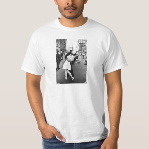 Kissing On VJ Day World War T_Shirt