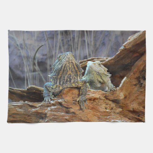 Kitchen towel with two curious lizards