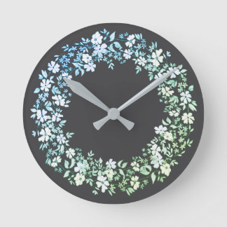 Kranz aus Blumen und Blättern Round Clock