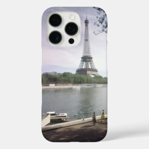 La Tour Eiffel. Paris, vers 1960. iPhone 16 Pro Case