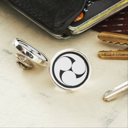 Left three_cornered figure drawing lapel pin