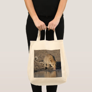 LEOPARD DRINKING CLOSE-UP TOTE BAG